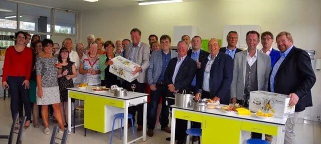 Kiwanis schenkt nieuwe kookklas