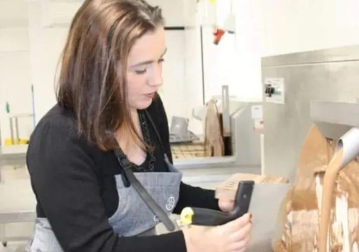 Kiwanis, als kindervriend op bezoek in de winkel van die twee andere kinderheiligen